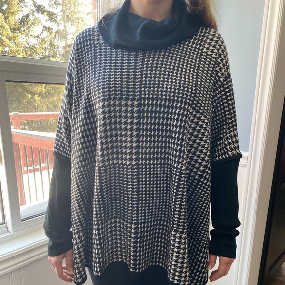 Laura Petites poncho with contrasting black sleeves and cowl neck. - Picture 5 of 6